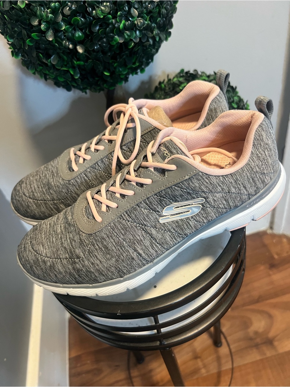 Skechers Women Gray/Pink Heathered Textile Lace-Up Low Top Sneakers size 9